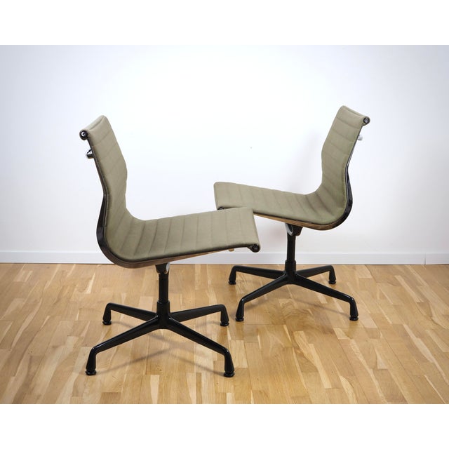 Metal Alu Chair EA 105 in Hopsack in Khaki by Charles and Ray Eames for Vitra, 1980s For Sale - Image 7 of 11