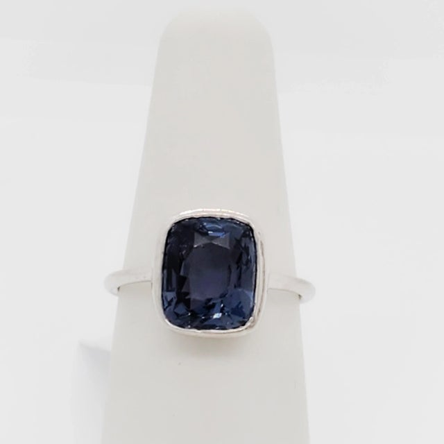 Blue Spinel Solitaire Ring in Platinum, size 4 For Sale In Los Angeles - Image 6 of 7