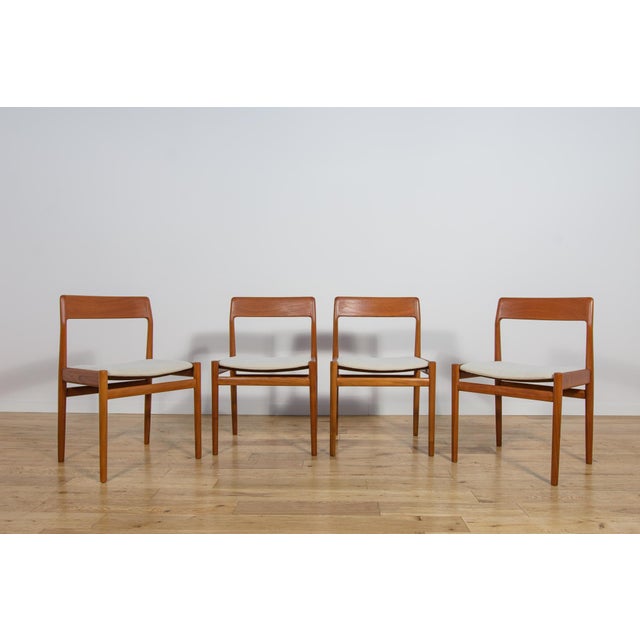 A set of four chairs produced by the British manufacturer Dalescraft in the 1960s. The contoured frame combines the finest...