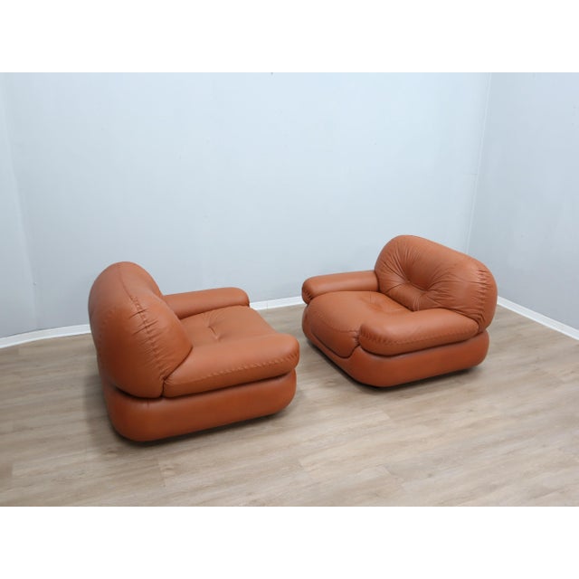 Indulge in the ultimate expression of 1970s italian lounge culture. This pair of sapporo armchairs, designed and...