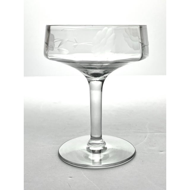 American 1940s Vintage Set of 7 Coupe Optic Etched Flower Champagne Glasses For Sale - Image 3 of 5