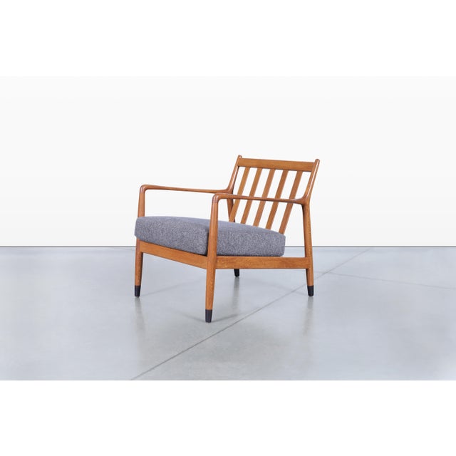 Introducing the exquisite mid-century modern lounge chair, expertly designed by Folke Ohlsson for DUX in Sweden, dating...