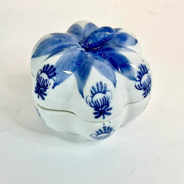 Ceramic 1970s Vintage Hollywood Regency Chinoiserie Blue & White Pumpkin Trinket Box, Halloween, Thanksgiving For Sale - Image 7 of 9