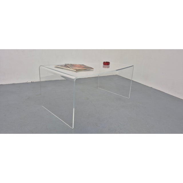 Large coffee table made of acrylic glass. According to the previous owner, it was brought from the USA in the 1970s.