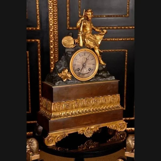 Great empire pendulum / chimney clock, circa 1830-1840 bronze. Bronze, fire-gilt partially dark brown patinated. Staggered...