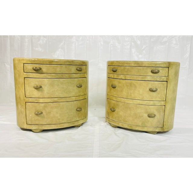 Henredon 1980s Pair of Henredon Oval 3-Drawer Nightstands / Bachelor’s Chests, Lacquered Finish For Sale - Image 4 of 18