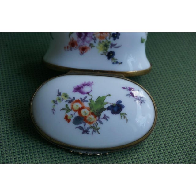 18th Century Porcelain Snuffbox For Sale - Image 4 of 11
