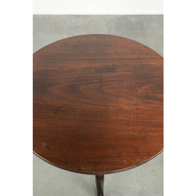 Round Antique English Tilt-Top Table/Side Table from the Early 19th Century with a Patina. For Sale - Image 7 of 15