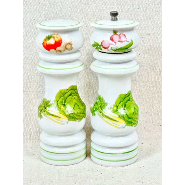 Ceramic Vintage Royal Worcester Country Kitchen Ceramic Salt and Pepper Shakers-A Pair For Sale - Image 7 of 8