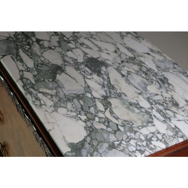 Brown French Art Deco Chest of Drawers in Burl Veneer with Marble Top, 1930 For Sale - Image 8 of 16