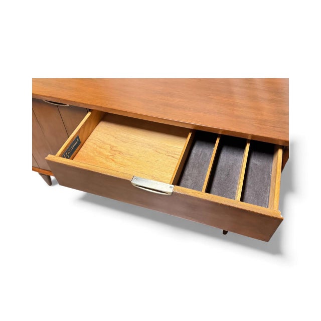 Broyhill Premier Emphasis Mid Century Modern Credenza/Dresser 1950’s-60’s For Sale In Dallas - Image 6 of 9