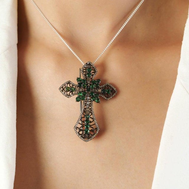 Art Deco-Inspired Emerald Diamond Cross Brooch Cum Pendant- Best for Gifting For Sale - Image 10 of 14