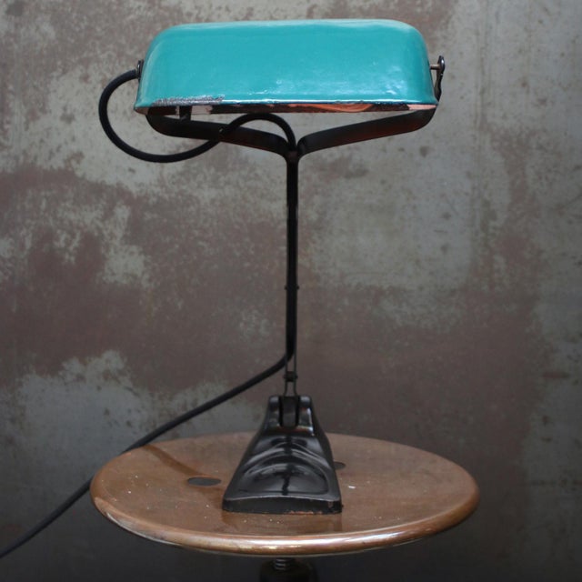 1930s Vintage Petrol Green Enamel Banker's Table Lamp from Erpe, Belgium For Sale - Image 5 of 7