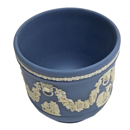 Antique Wedgwood jasperware classical theme jardinaire with grape leaf and vine swags from lion head rings detailing. Each...