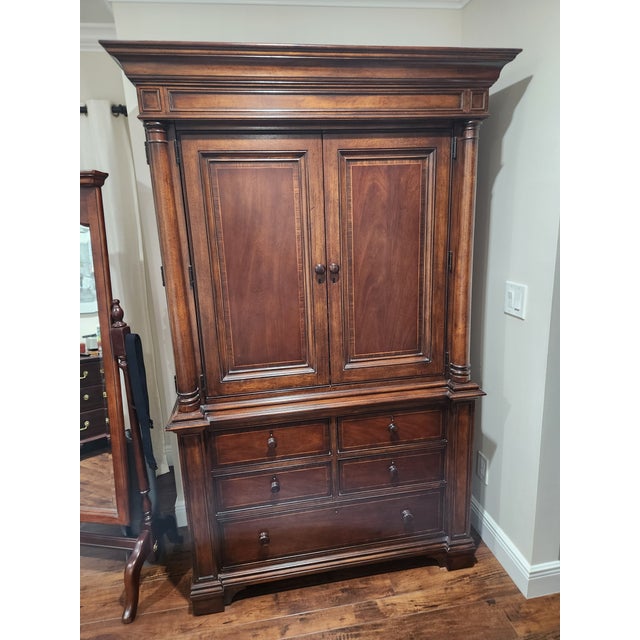 The Thomasville (VINTAGE) Fredericksburg Armoire is a classic piece of furniture known for its sophisticated design and...
