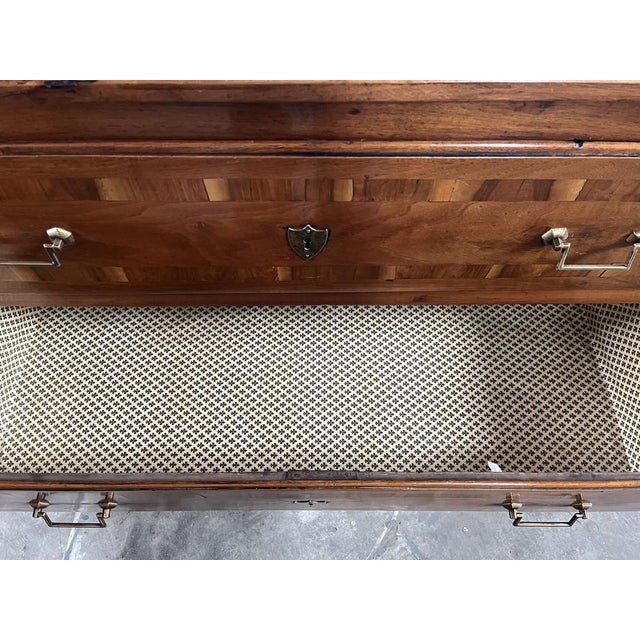 Italian Neoclassical Walnut Commode with Inlay, 1800 For Sale - Image 5 of 10