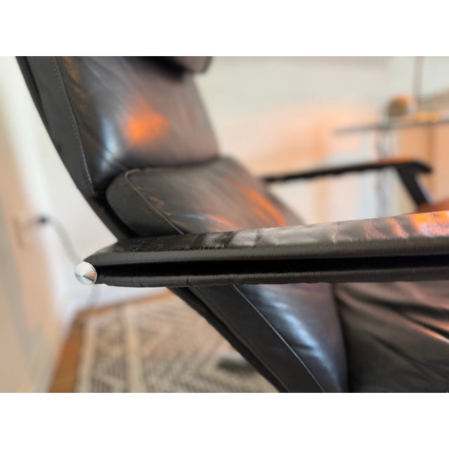 Set of Mid-Century Lounge Chair and Ottoman in Black Leather and Chrome, 1960s, Set of 2 For Sale - Image 10 of 17