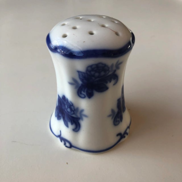 Vintage Floral Blue and White Salt Shaker For Sale In New York - Image 6 of 6