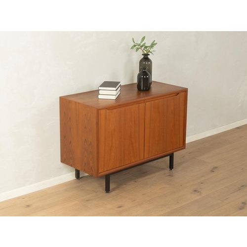1960s chest of drawers very good workmanshiphigh-quality materialsSolid wood edgesMade in Denmark Width: 94 cm Height: 67...
