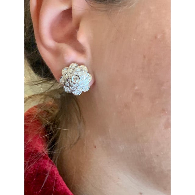 Metal 2.8 Carat Diamond VS Quality Flower/Cluster Earring 18 Karat White Gold For Sale - Image 7 of 18