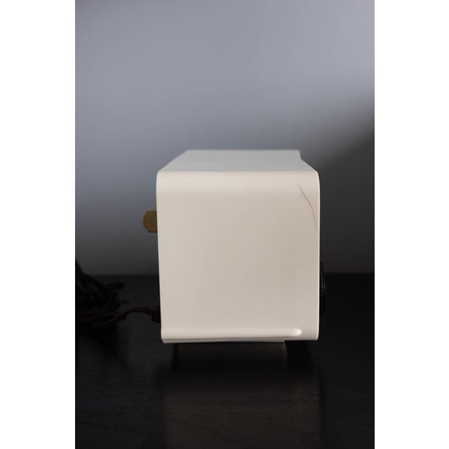 Mid-Century Modern 1957 Motorola Jetsons Tube Radio - White For Sale In New York - Image 6 of 17