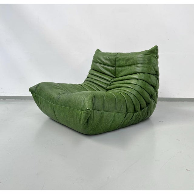 Togo Lounge Chair in Forest Green Leather attributed to Michel Ducaroy for Ligne Roset For Sale - Image 5 of 12