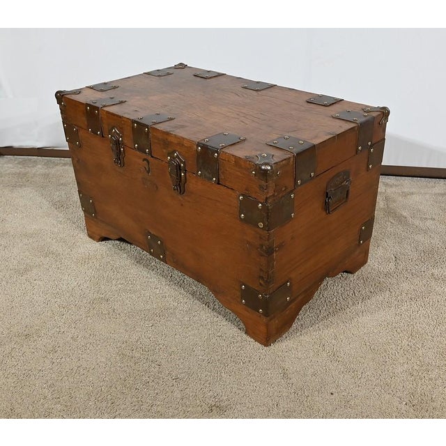 This completely in solid teak trunk is characterized by its many studded straps affirming its character. Assembly with...