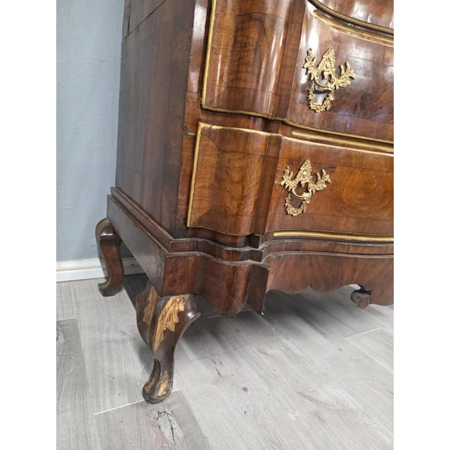 Antique 18th Century Walnut Serpentine Chest of Drawers For Sale - Image 4 of 6
