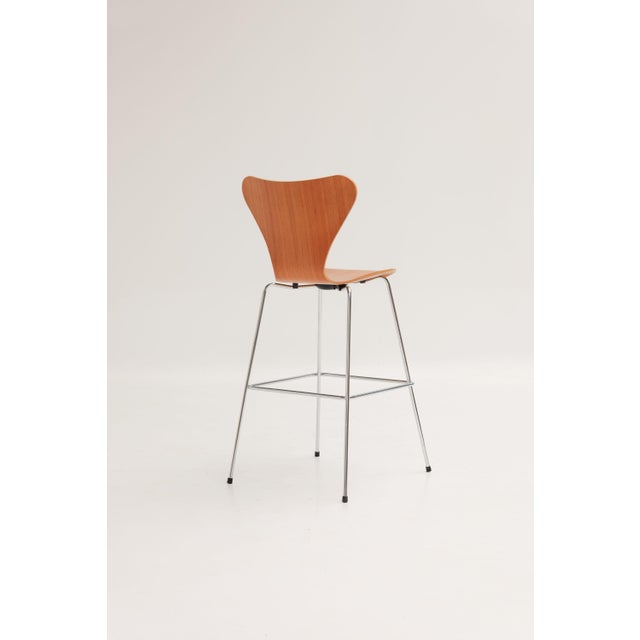 Modern Series 7 3187 Bar Stool in Wood by Arne Jacobsen for Fritz Hansen For Sale - Image 3 of 8