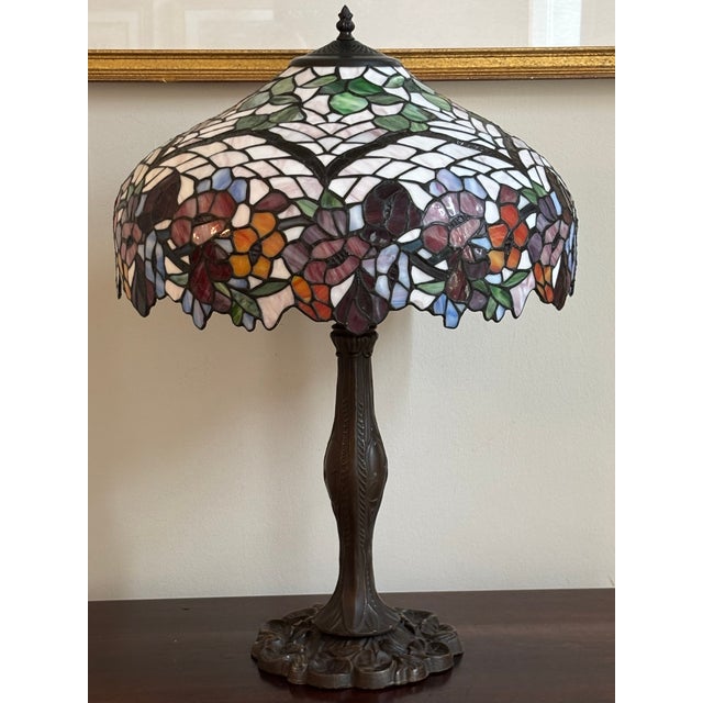 Offering a beautiful late-20th/early-21st century Tiffany-style stained glass table lamp. This gorgeous lamp features a...