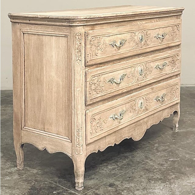 Late 18th Century 18th Century Country French Louis XV Commode in Stripped Oak For Sale - Image 5 of 17