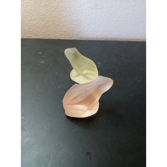 Pair of Vintage Frosted Colored Glass Frog Figurines For Sale In Dallas - Image 6 of 6