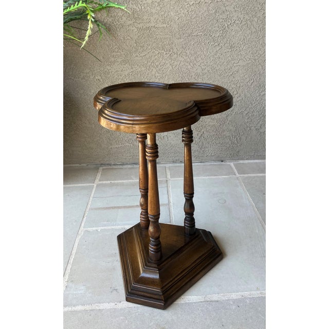 Excellent Pre-Owned Condition. This fabulous trefoil top pedestal cricket-style table was crafted by Butler Specialty...