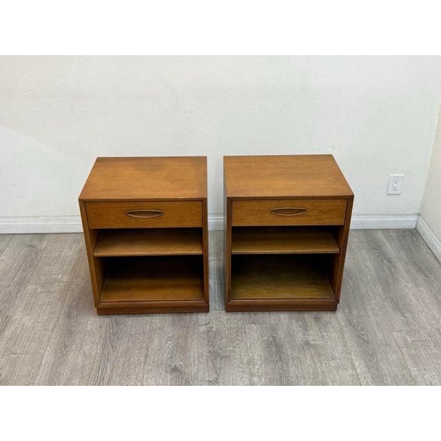 Beautiful pair of mid century modern walnut nightstands manufactured by Henredon in excellent vintage condition