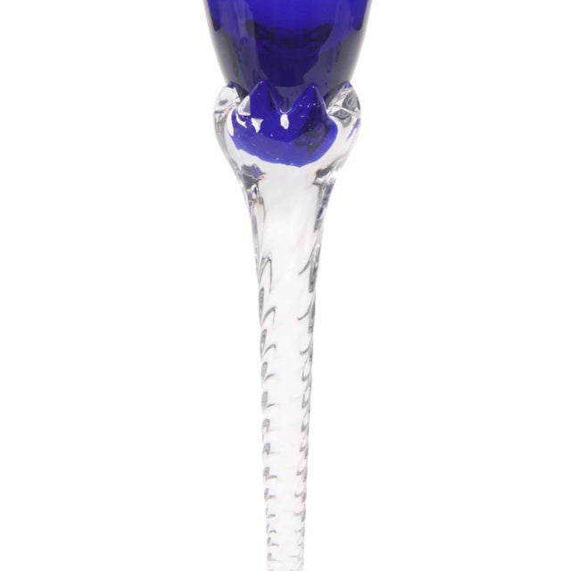 1980s Hand-Blown Crystal Champagne Flutes in Cobalt Blue With Spiral Twisted Clear Stems, Set of 6 For Sale - Image 4 of 6