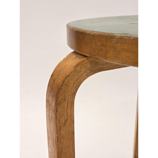 Stool 60 in Green Linoleum by Alvar Aalto for Artek, 1950s For Sale - Image 3 of 13