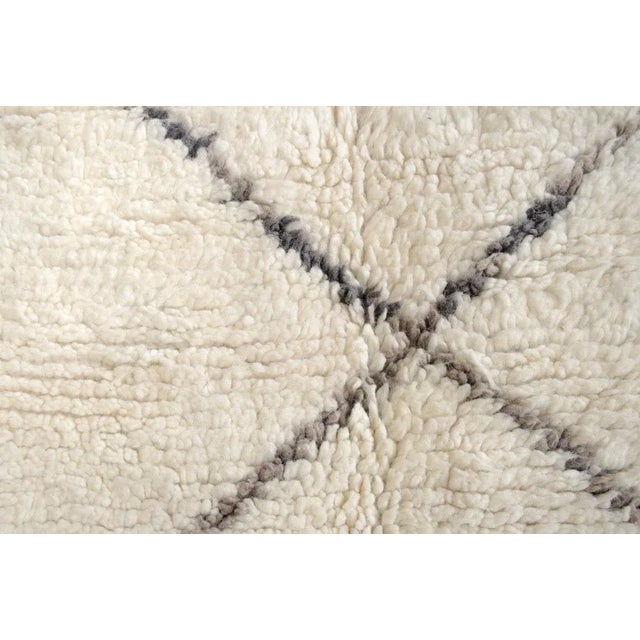 Vintage Handwoven Moroccan Beni Ourain Wool Area Floor Rug, 5’4” X 6’9” For Sale - Image 9 of 10