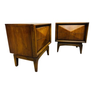 Mid-Century Modern United Diamond Walnut Nightstands - Set of 2 For Sale