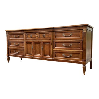 1960s Vintage French Provincial Style Dresser by Thomasville Furniture For Sale
