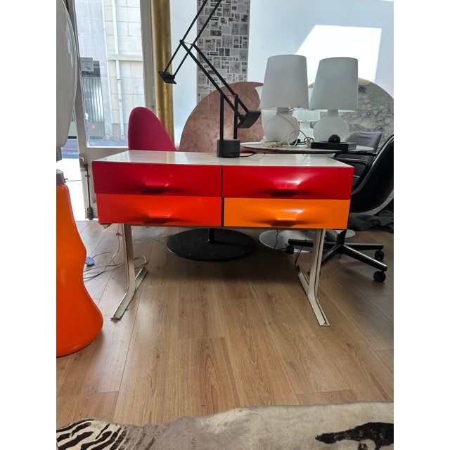 Very rare "double-sided" chest of drawers, DF 2000 by Raymond Loewy, with 6 drawers in 3 different colors. 4 drawers in...