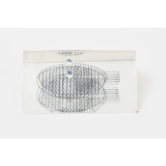 1970s Vintage Merle Edelman Lucite Grid Face Triangle Embedded Sculpture Paperweight, 1970's For Sale - Image 5 of 11