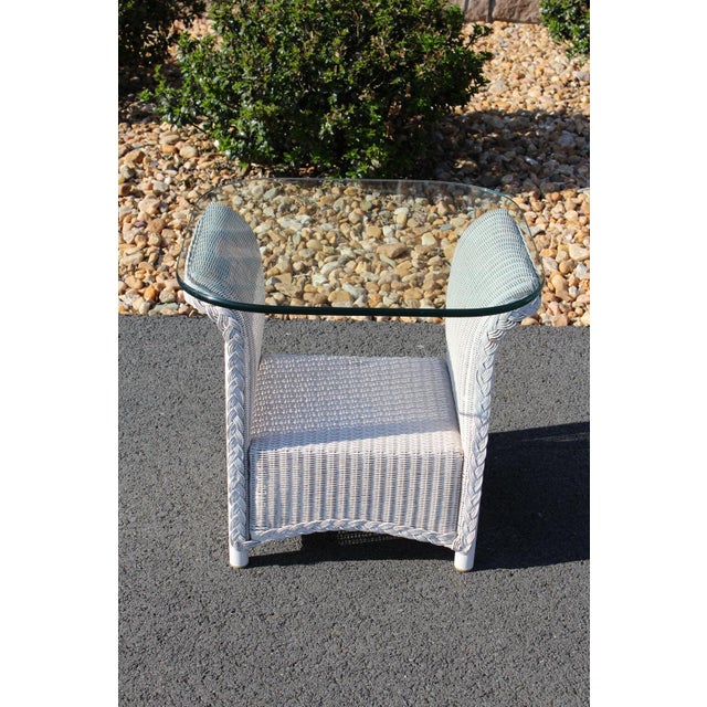 Hollywood Regency Lloyd Loom Wicker Side Tables With Glass Tops—A Pair For Sale - Image 3 of 18