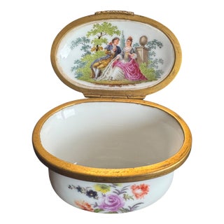 German Porcelain Snuff Box with Galante Garden Scene, 1700s For Sale