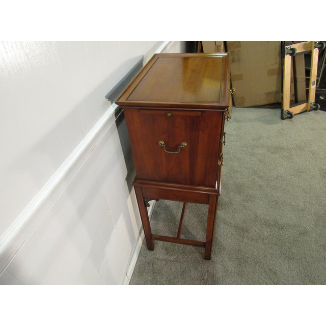 Item : Statton solid cherry silverware chest. Age: 1980's. Details: Dovetailed drawers, pullout sides and Centennial...
