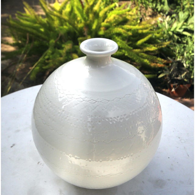 Mid-Century Modern Fine Italian Ceramiche Tadinate Cream Sgraffito Mid-Century Ball Vase For Sale - Image 3 of 15