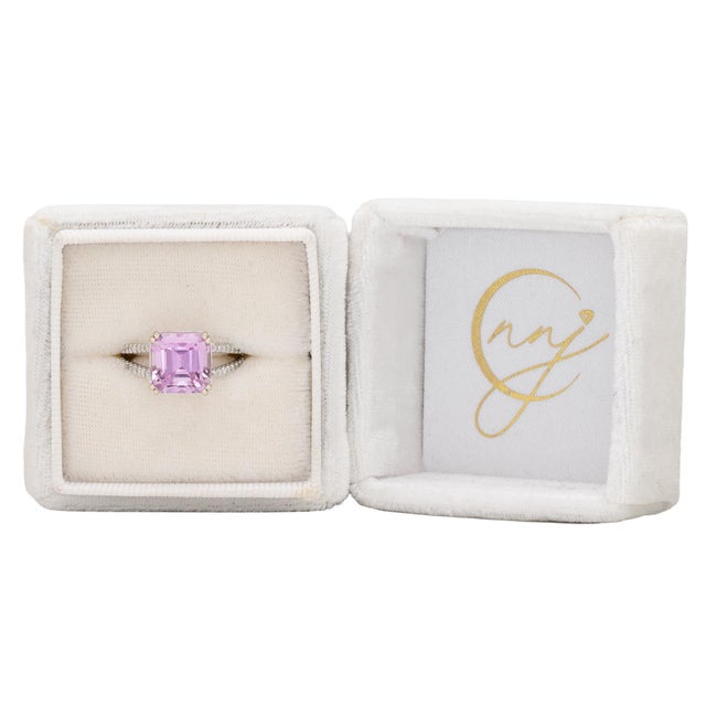 Modern 6.4Ct Natural Kunzite Ring With Natural Diamonds Accents: Solid 14k Gold, Size 6.75 For Sale - Image 3 of 8