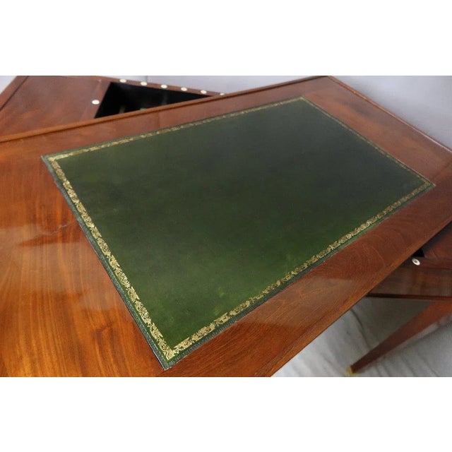 Mahogany game table XIX that includes two side drawers, a gammon back game, a removable tray with a green felt on a face...