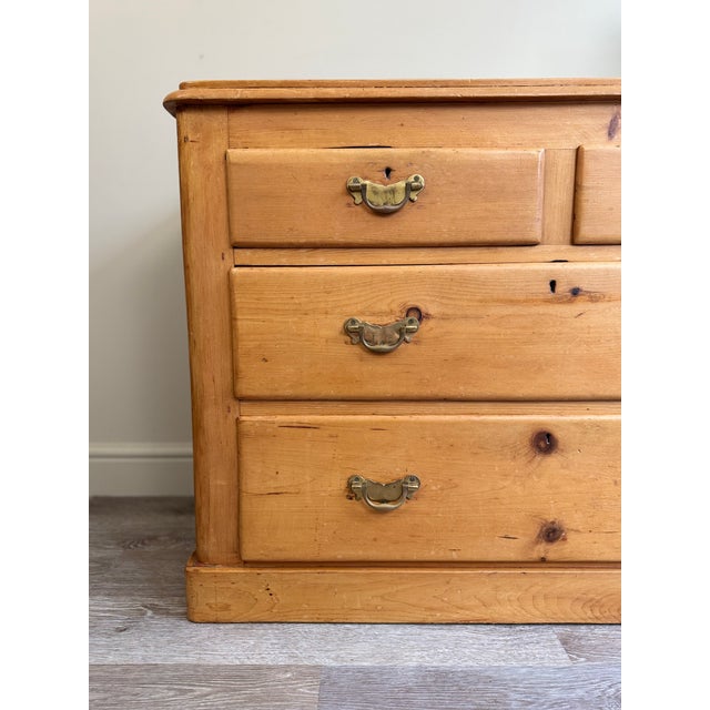 This is a beautifully crafted antique solid wooden pine chest of drawers. Comprised of 4 smooth sliding drawers, two...