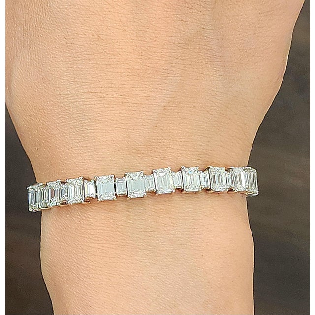 Modern 17.80 Ct Emerald Cut & Baguette Diamond Bracelet For Sale - Image 3 of 8