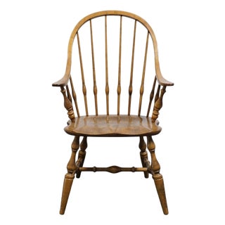Ethan Allen Circa 1776 Collection Solid Maple Early American Bowback Windsor Dining Arm Chair 18-6211a For Sale